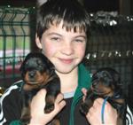 Quentin Bonnefoy, venu avec son p&egrave;re voir les chiots issus des chiens de son &eacute;levage ...