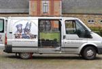 Tous sont install&eacute;s dans la camionnette ...